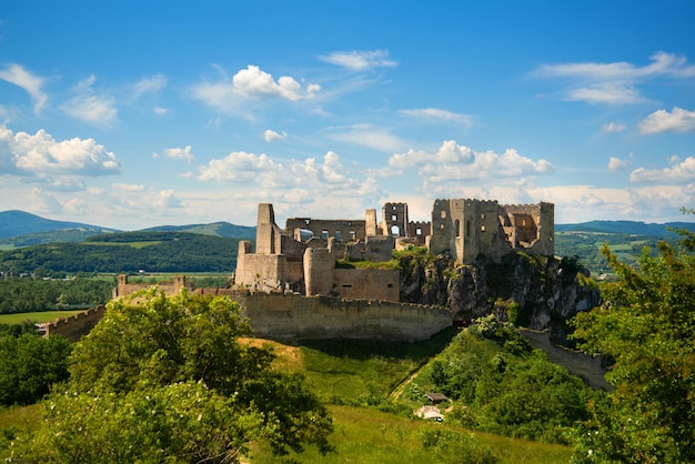 Hermoso castillo en la Europa. Ruinas Beckov en Eslovaquia.