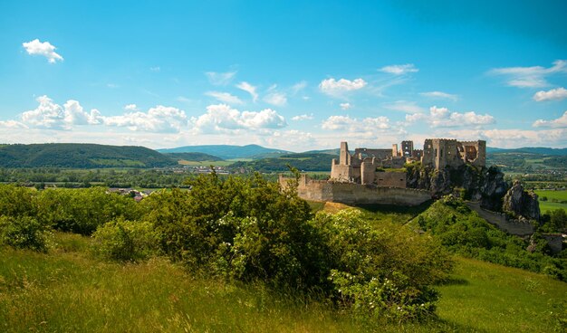 Hermoso castillo en la Europa. Ruinas Beckov en Eslovaquia.