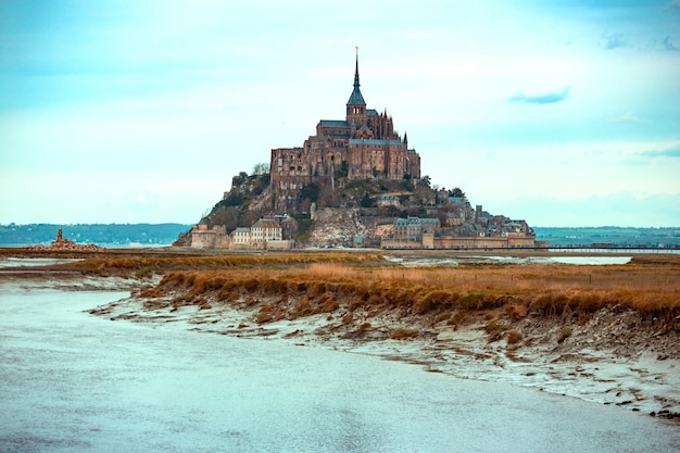 Hermoso castillo famoso MontSaintMichel