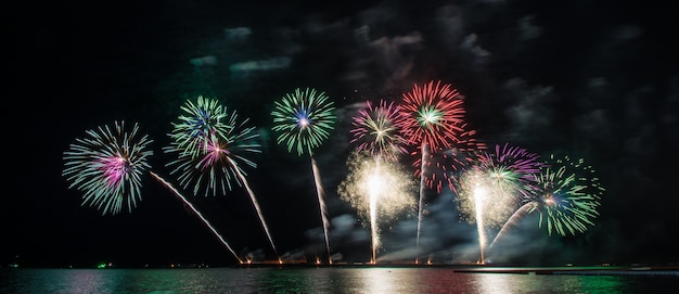 Hermoso castillo de fuegos artificiales para la celebración sobre el mar