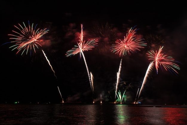 Hermoso castillo de fuegos artificiales para la celebración sobre el mar