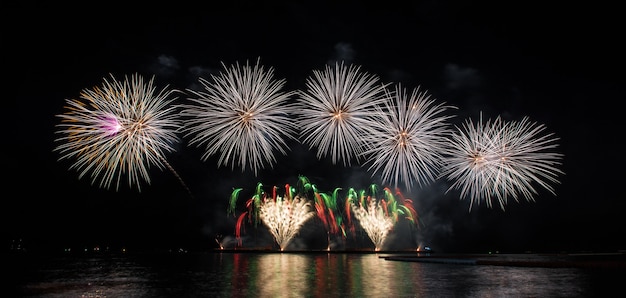 Hermoso castillo de fuegos artificiales para la celebración sobre el mar