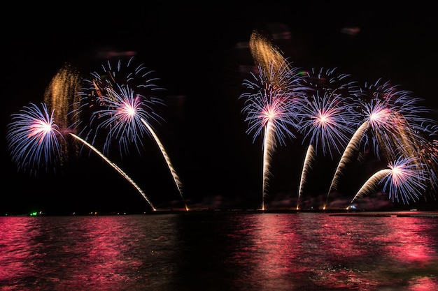 Hermoso castillo de fuegos artificiales para la celebración sobre el mar