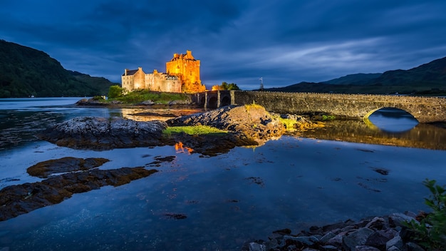 Hermoso castillo iluminado de Eilean Donan al atardecer Escocia