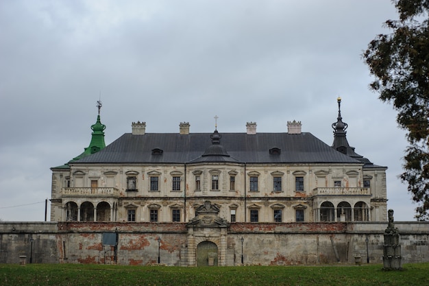 Hermoso castillo medieval de Pidhirtsi en Ucrania