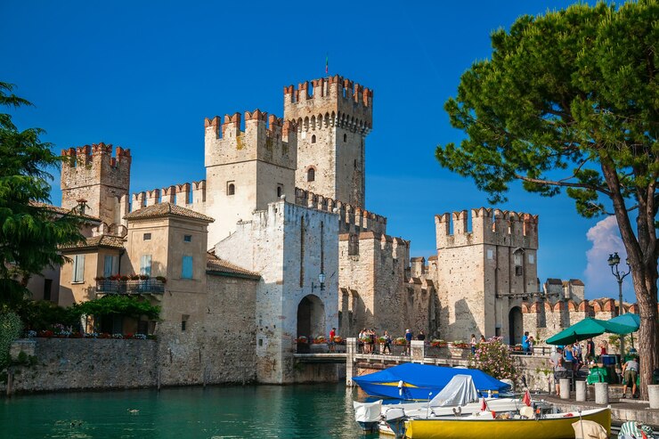 Hermoso castillo medieval Scaliger en Sirmione, lago Lago di Garda, Italia