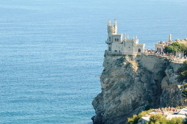 El hermoso castillo del nido de golondrina en la roca Crimea Ucrania