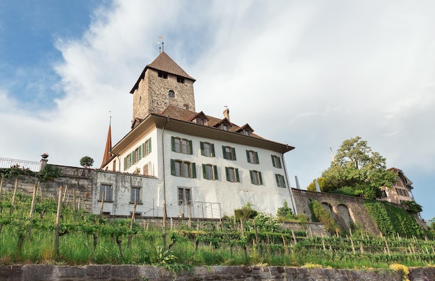 Hermoso castillo en el norte de Italia