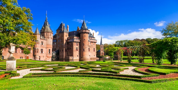 Hermoso castillo romántico De Haar con espléndido parque y jardines