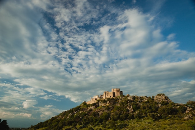 Foto hermoso castillo viejo español sobre una colina y un hermoso cielo