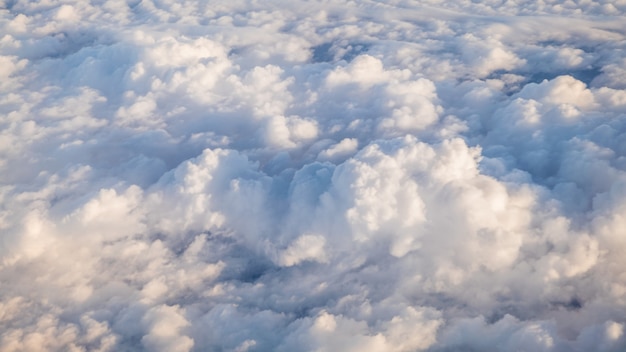 El hermoso celaje con cielo azul claro. Panorama sobre nubes blancas como se ve a través de la ventana de un avión. Una vista desde la ventana del avión.