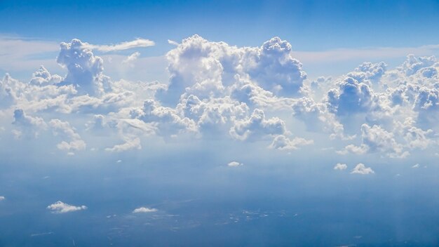 El hermoso celaje con cielo azul claro. Panorama sobre nubes blancas como se ve a través de la ventana de un avión. Una vista desde la ventana del avión.