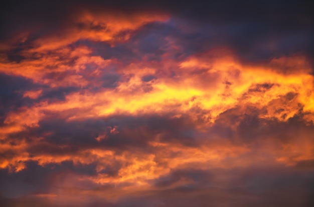 Hermoso celaje con rayos de sol de color azul y rojo brillante