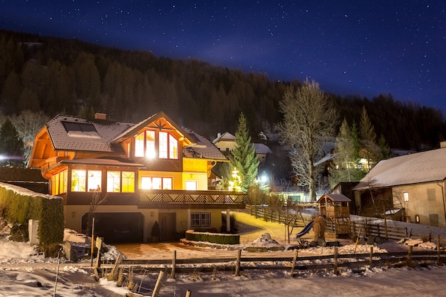 Hermoso chalet de madera en los altos Alpes austríacos en la noche estrellada