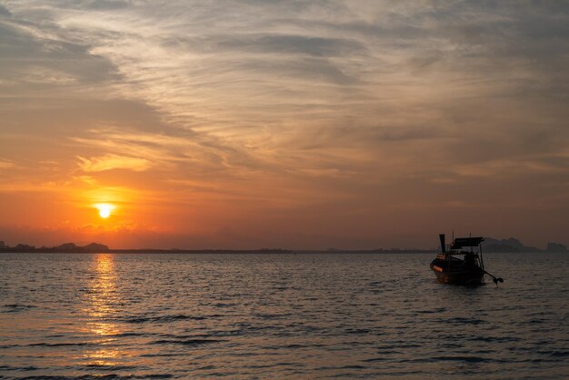 hermoso cielo al amanecer con un barco de pesca en Koh mookTrang Tailandia