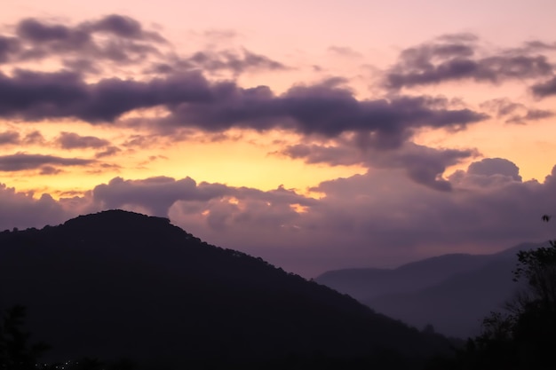 Hermoso cielo al amanecer en la montaña