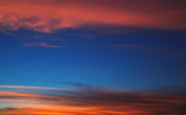 Hermoso cielo al atardecer en colores azulados