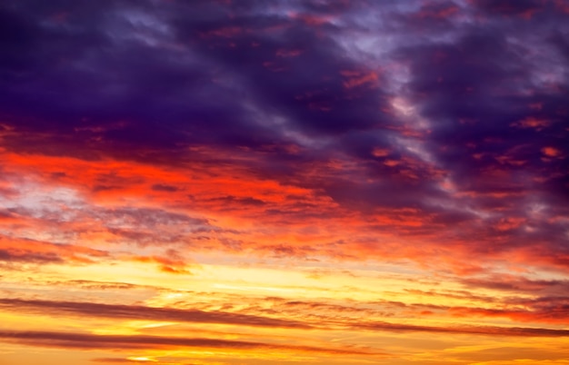 Hermoso cielo al atardecer. Fondo de cielo.