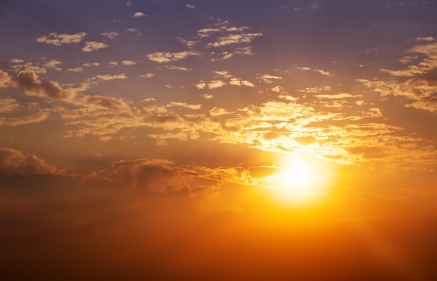 Hermoso cielo al atardecer. Fondo de cielo.