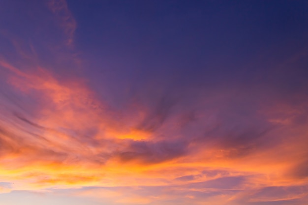 Hermoso cielo al atardecer en la noche