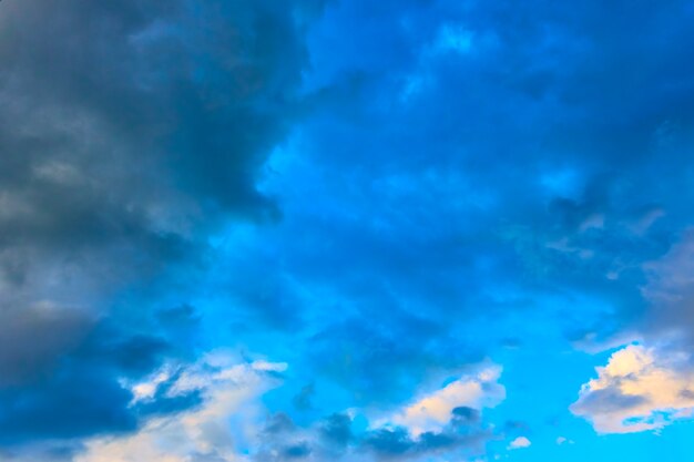 Hermoso cielo al atardecer con nubes de colores - Fondo