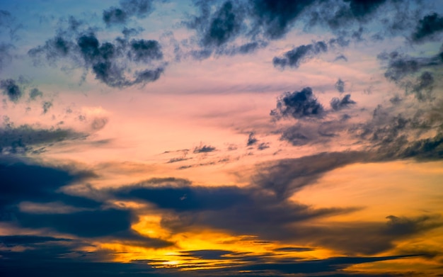 Hermoso cielo al atardecer con nubes