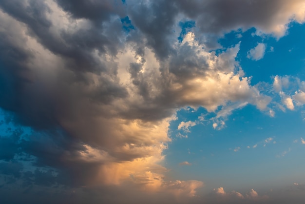 Hermoso cielo al atardecer con nubes