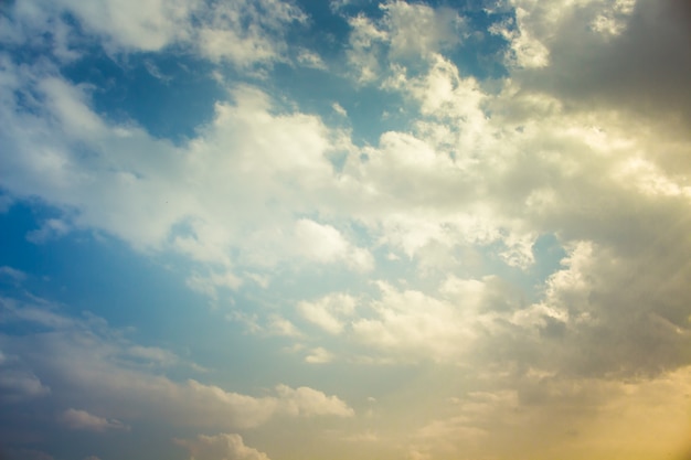 Hermoso cielo al atardecer con nubes