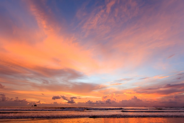 Hermoso cielo al atardecer en la playa tropical y la isla