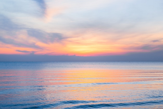 Hermoso cielo al atardecer en la playa