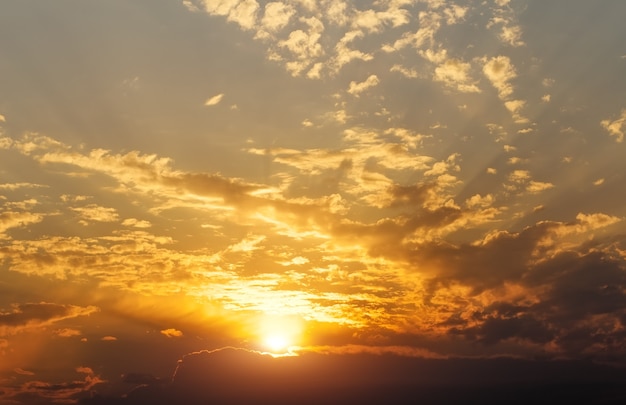 Hermoso cielo al atardecer con rayos de sol.