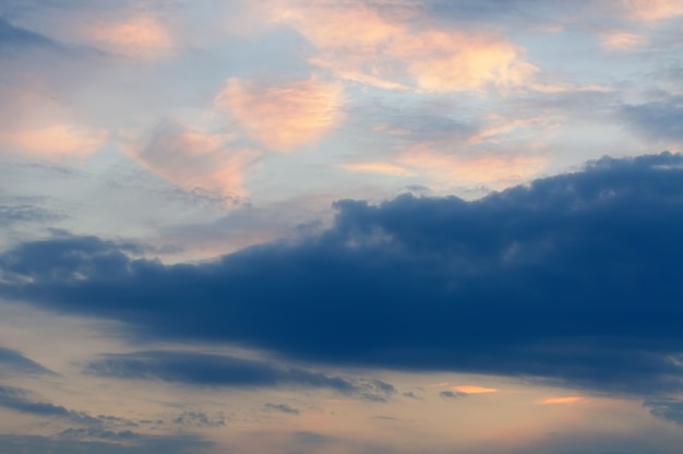 Hermoso cielo al atardecer en verano.