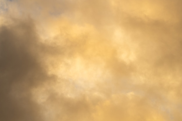Hermoso cielo amarillo con nubes al atardecer. fondo para el diseñador