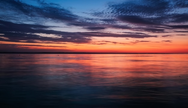 Hermoso cielo ardiente al atardecer en la playa. Composición de la naturaleza