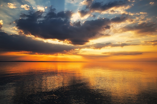 Hermoso cielo ardiente al atardecer en la playa. Composición de la naturaleza