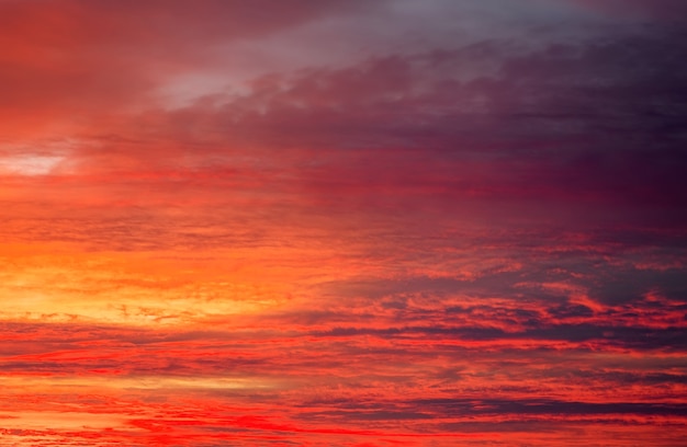 Hermoso cielo del atardecer ardiente apocalíptico como fondo.