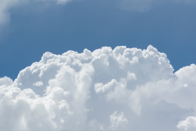 Hermoso cielo azul y algunas nubes blancas en él