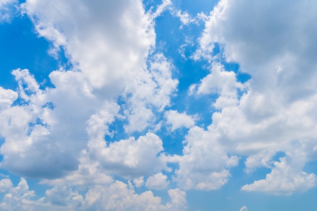 Hermoso cielo azul brillante airatmosphere fondo abstracto textura clara con nubes blancas.