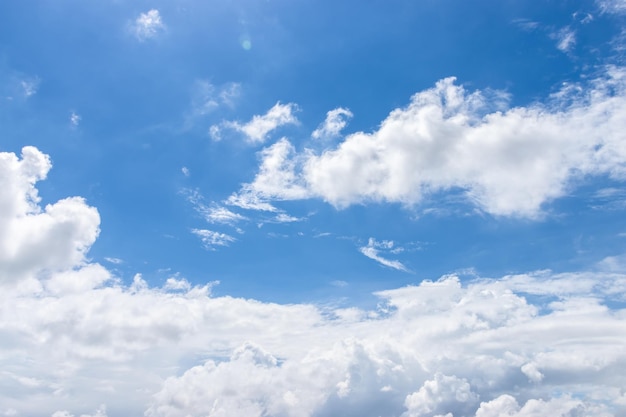 Hermoso cielo azul brillante y fondo de nubes blancas