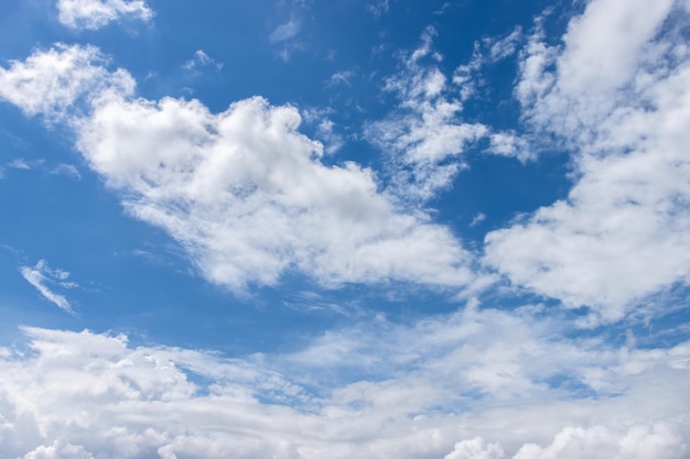 Hermoso cielo azul brillante y fondo de nubes blancas