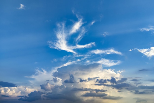 Hermoso cielo azul brillante y fondo de nubes