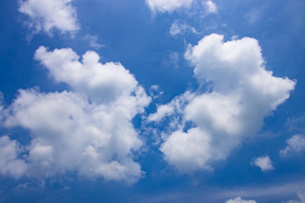 Hermoso cielo azul brillante y fondo de nubes