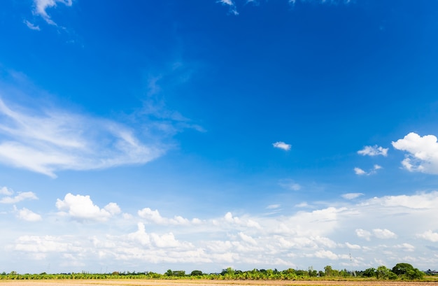 Foto hermoso cielo azul brillante con nubes