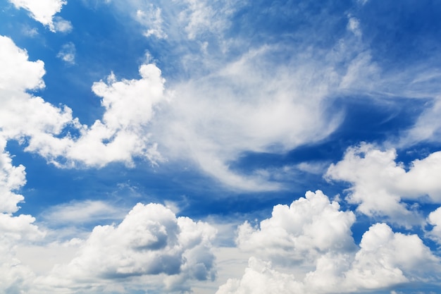 Hermoso cielo azul brillante con nubes