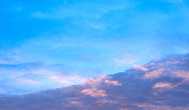 Hermoso cielo azul con fondo de formación de nubes