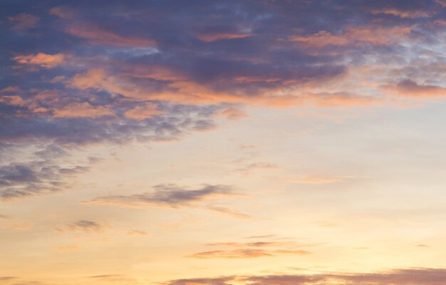 Hermoso cielo azul con fondo de formación de nubes