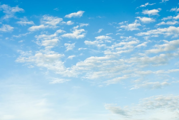 Hermoso cielo azul con fondo natural de nubes