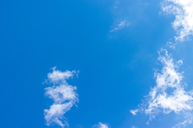 Hermoso cielo azul con fondo de nubes blancas claras