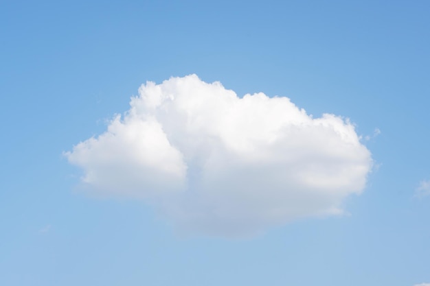 hermoso cielo azul con fondo de nubes en temporada de lluvias