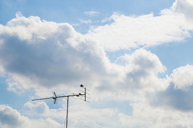 hermoso cielo azul y la luz del sol, la formación de nubes de lluvia